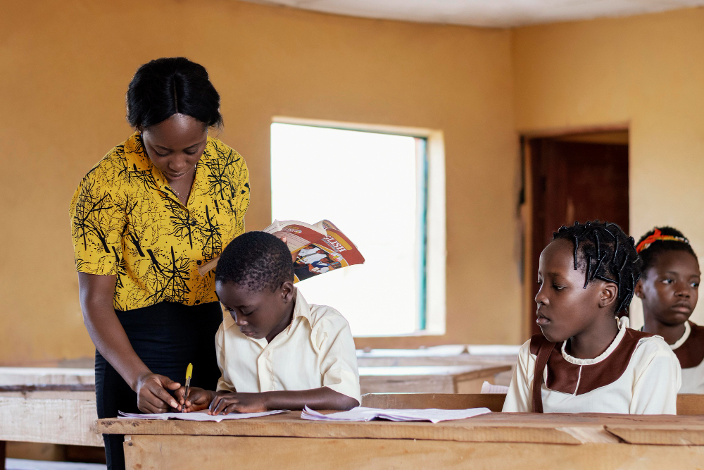 femme africaine enseignant aux enfants classe